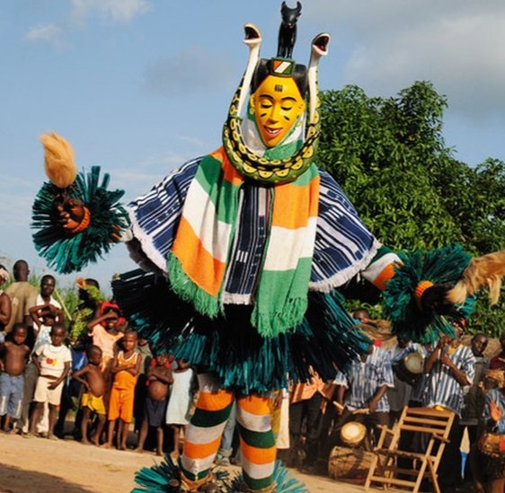 Danseur masqué traditionnel ivoirien